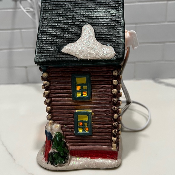 LIGHTED PORCELAIN MINI CHRISTMAS "MOUNTAIN LODGE" - Picture 2 of 9